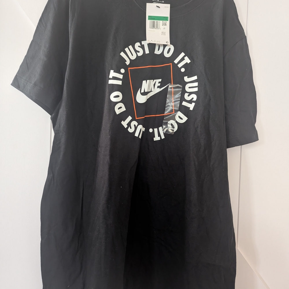 Nike Men's Black Tee with 'Just Do It' Graphic
